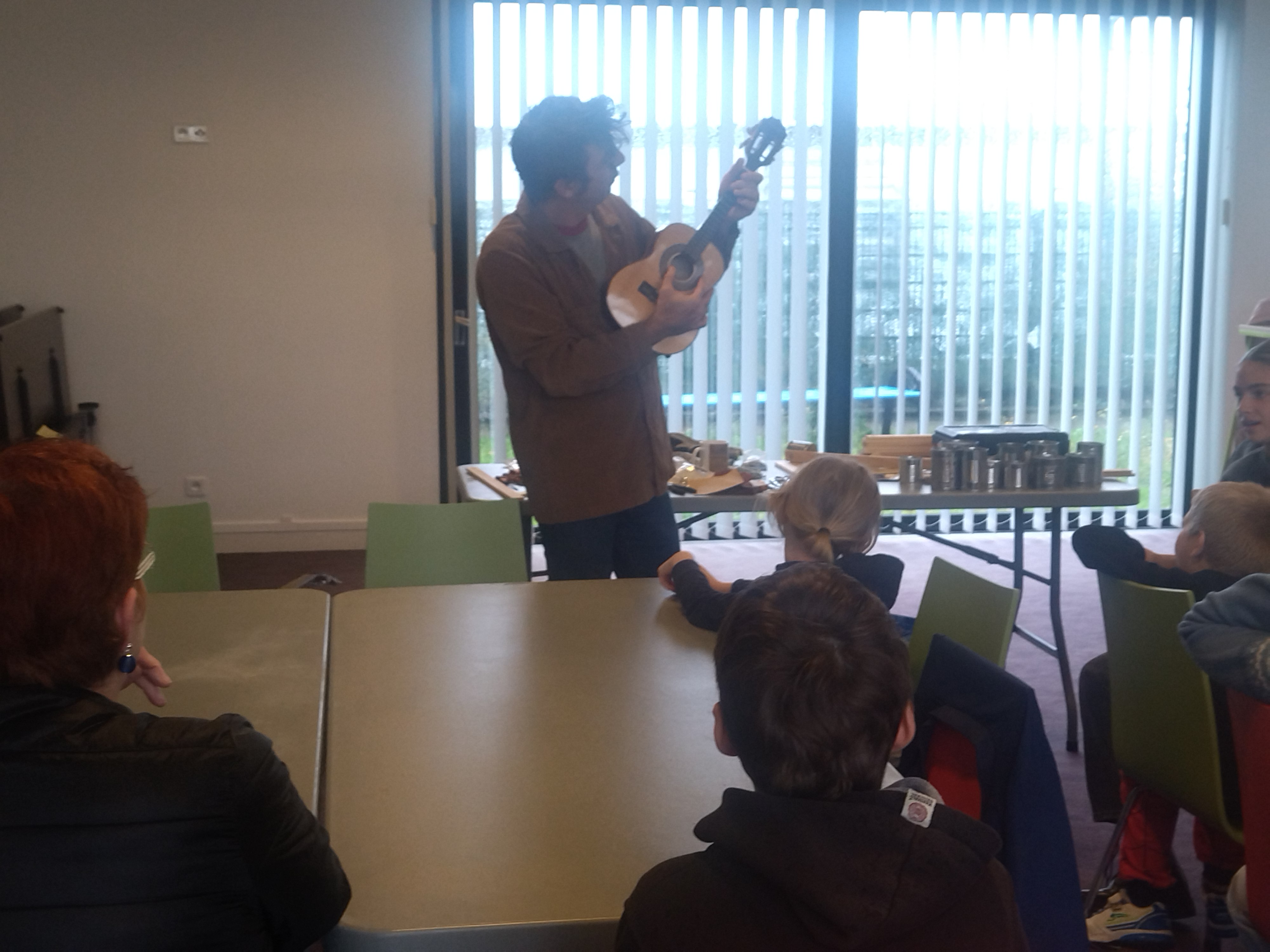 homme avec une guitare